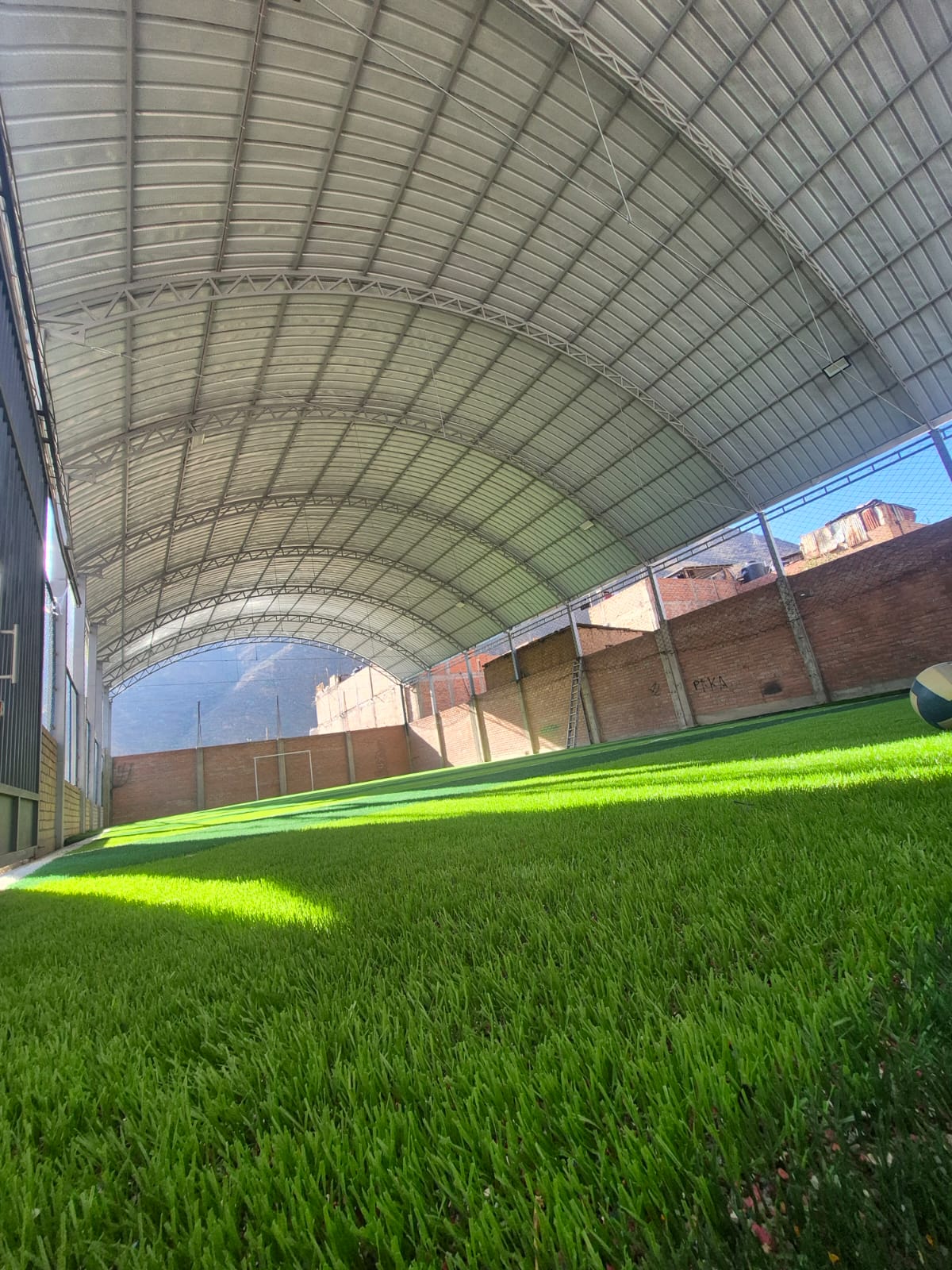 Cancha deportiva techada con césped sintético certificado en Huánuco